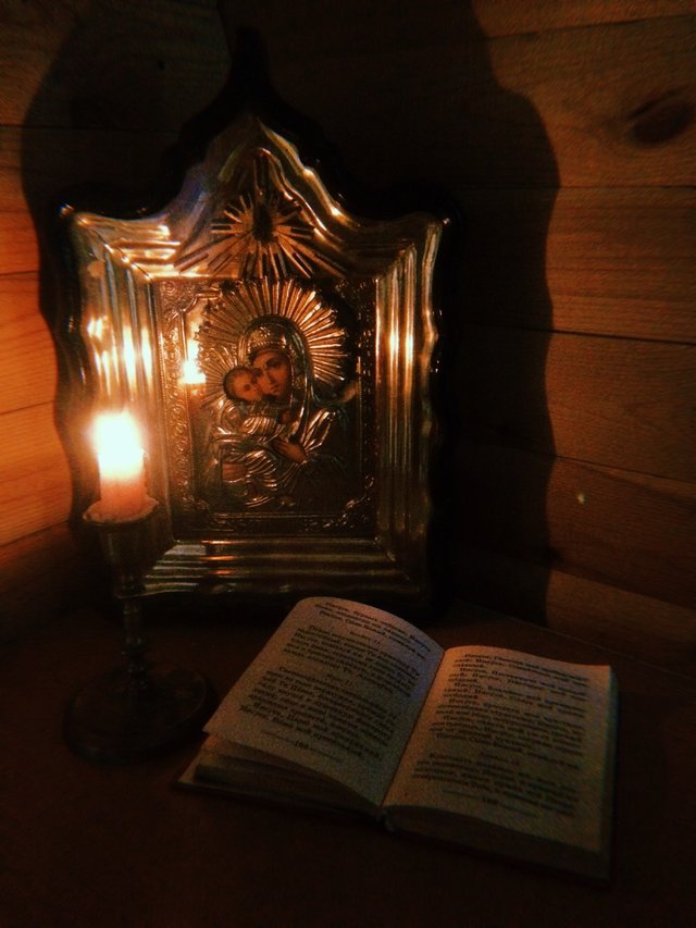 Старый дом в углу образа