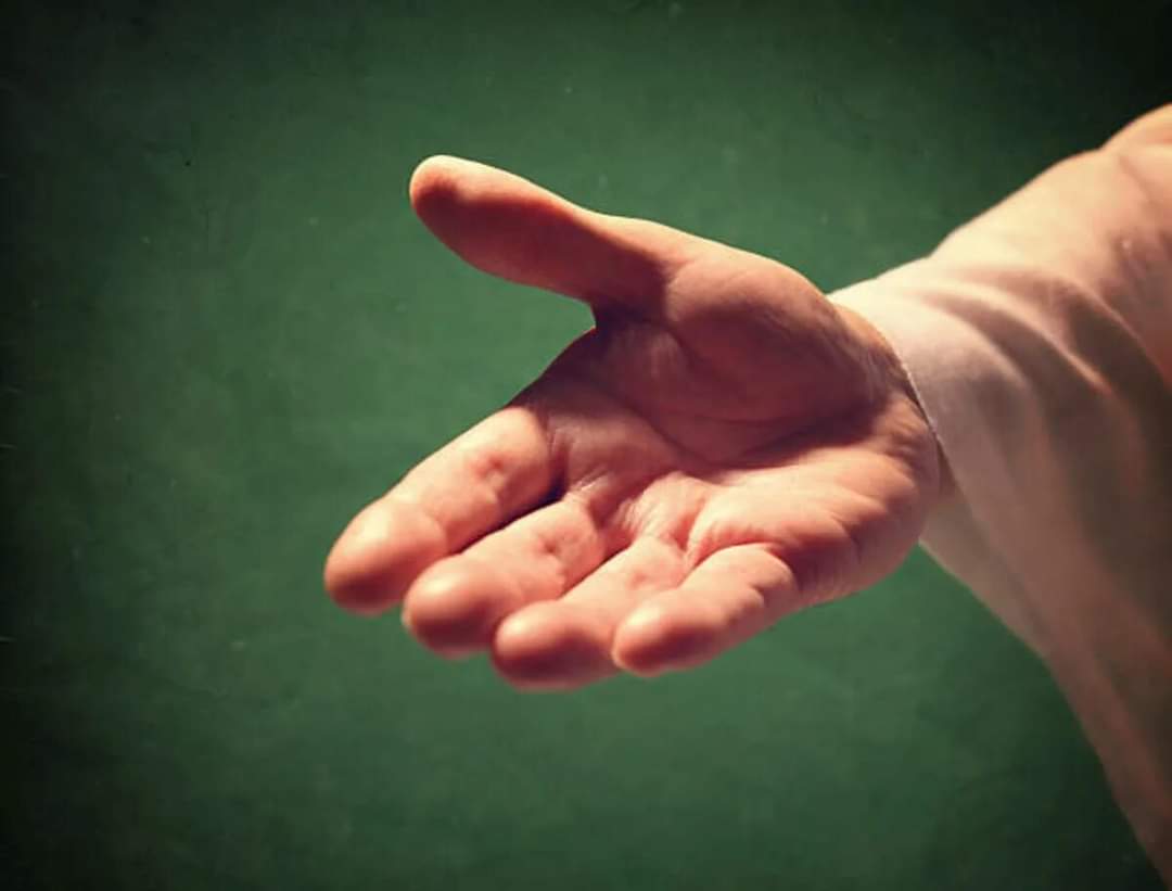 Протянутые ладони. Out of one s hands. Out of one s hands. Street market man stretches his hand. Мужская рука тянется вид сверху.