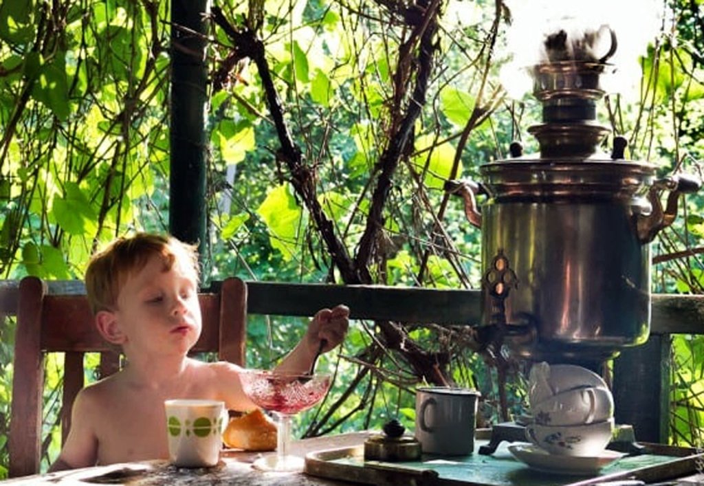 Скука на даче. Чаепитие в саду. Чай из самовара. Чаепитие с самоваром в саду. Чаепитие на веранде в саду.