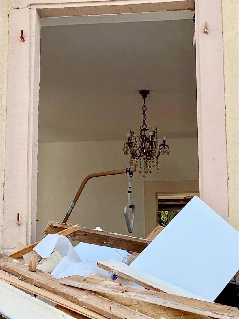 В проеме голого окна