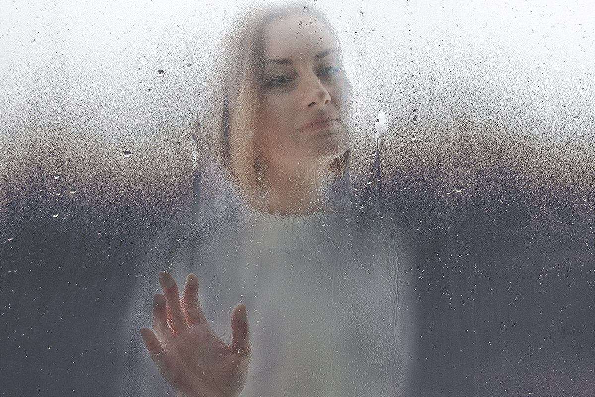 Она душе дожди. Девушка за мокрым стеклом. Девушка за окном дождь. Девушка у окна дождь. Девушка дождь.