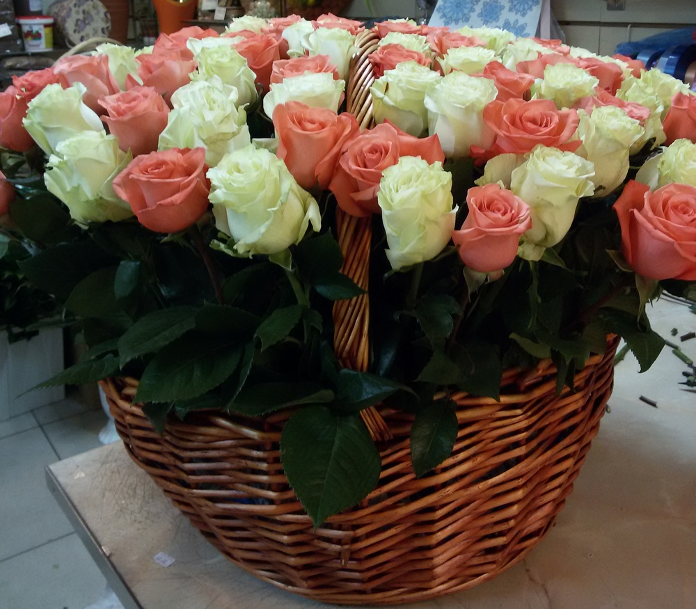 Розы корзины красивые. Много букетов. Корзина роз. Живые розы букет. Огромная корзина роз.