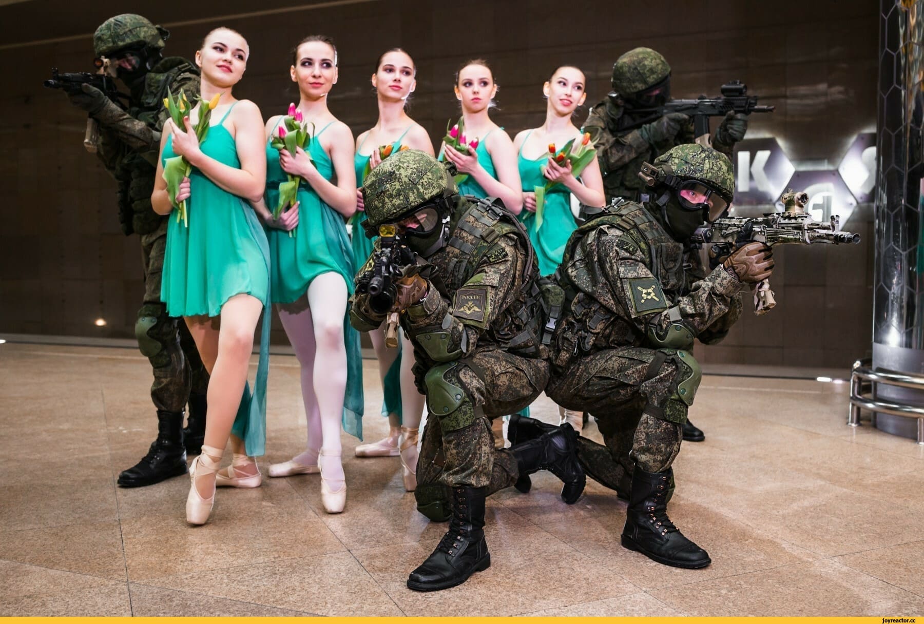 Женские военные песни современные. Танцы в армии. Фотосессия военных с балеринами. Женщина Военная в танце. Фотосессия в стиле военных лет.