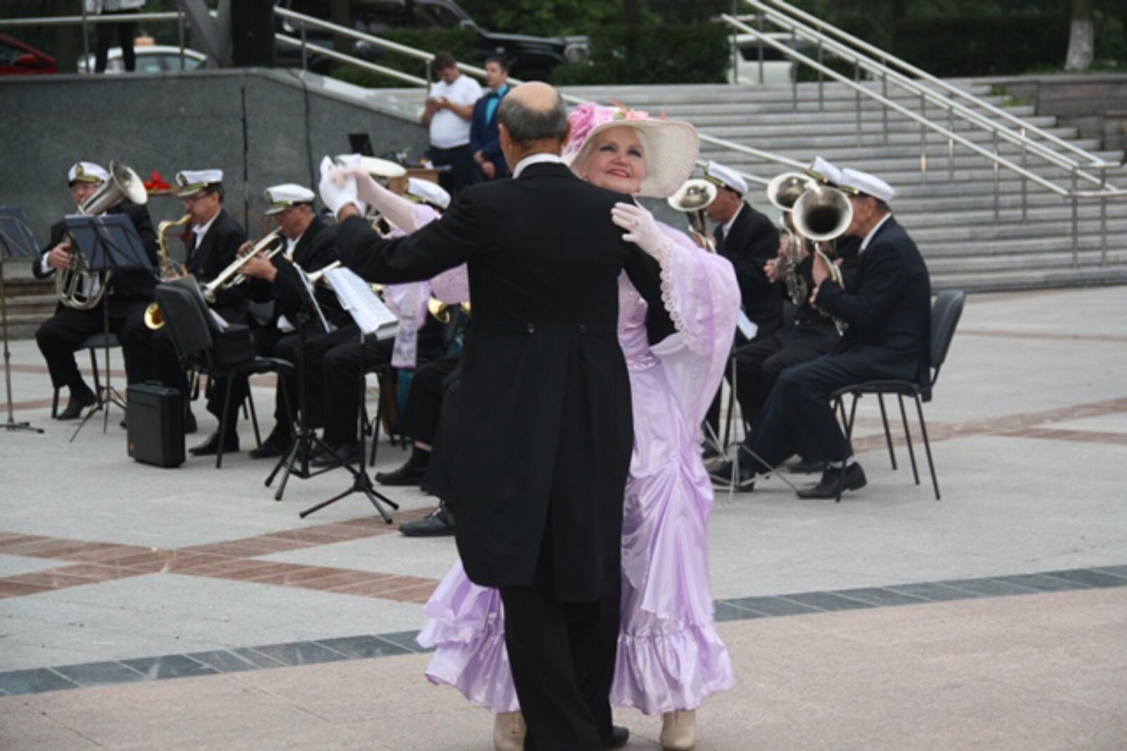 Вальс в исполнении духового оркестра. Духовой оркестр. Бабушки танцуют вальс. Духовой оркестр вальсы класс. Танцы под духовой оркестр в парке.