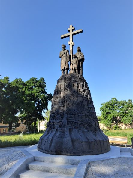 Погостил у матери...