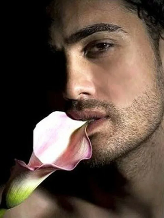 Картинку гиф парень. Воздушный поцелуй мужской. Красавчик с цветами. Воздушный поцелуй от мужчины. Воздушный поцелуй от музчин.