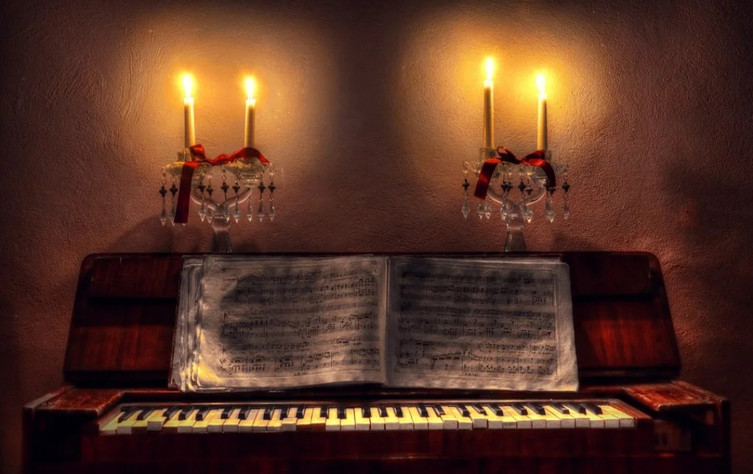 Романс пианино. Свечи на пианино. Рояль и свечи. Фортепиано и свечи. Пианино с подсвечниками.