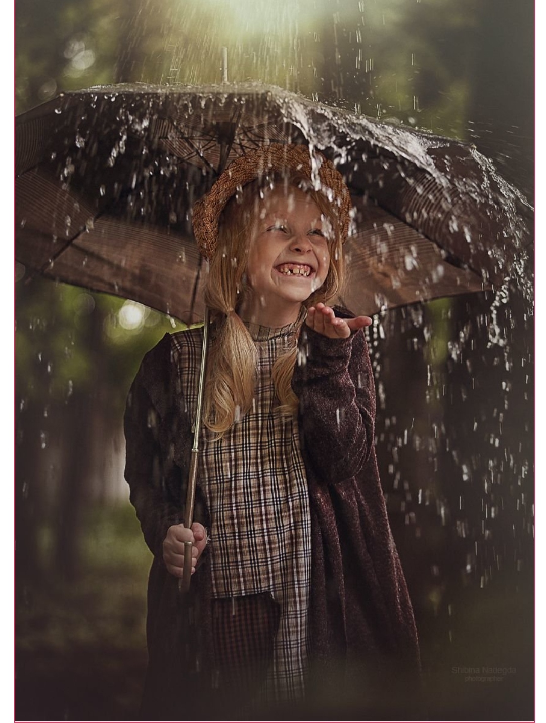 Как растения радуются дождю. Фотосессия под дождем. Человек под дождем. Радость под дождем.