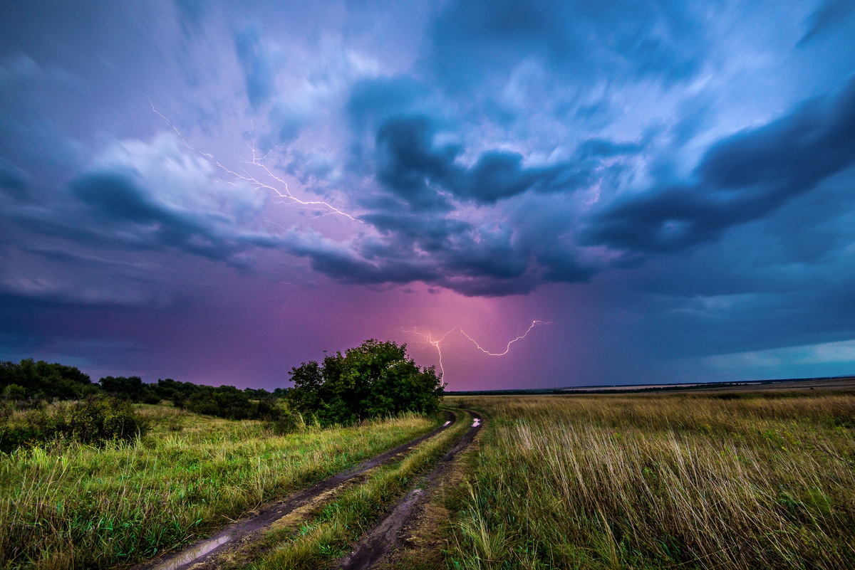 ливень с грозой. гроза в ярославской области. молния в москве. вчера был гром. гроза в кирове.