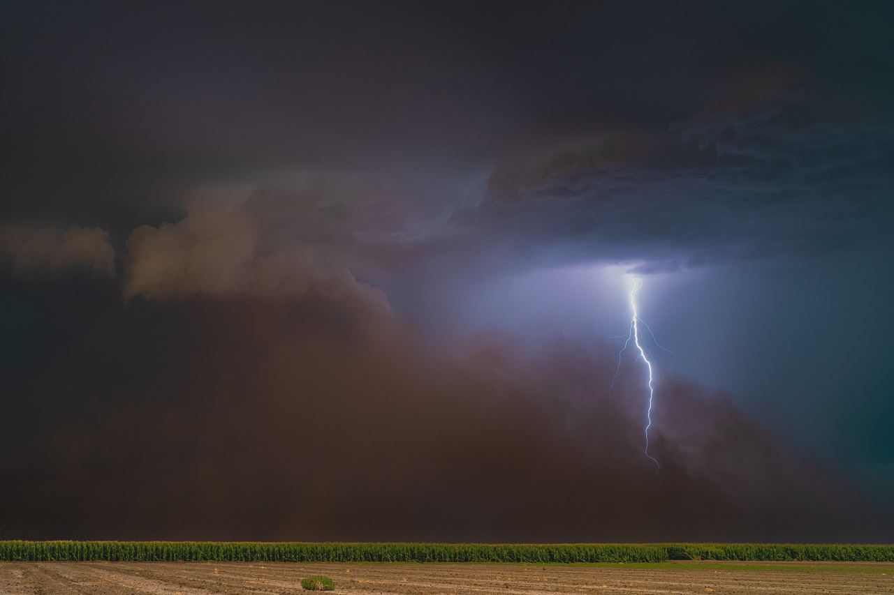 Гроза и песчаная буря