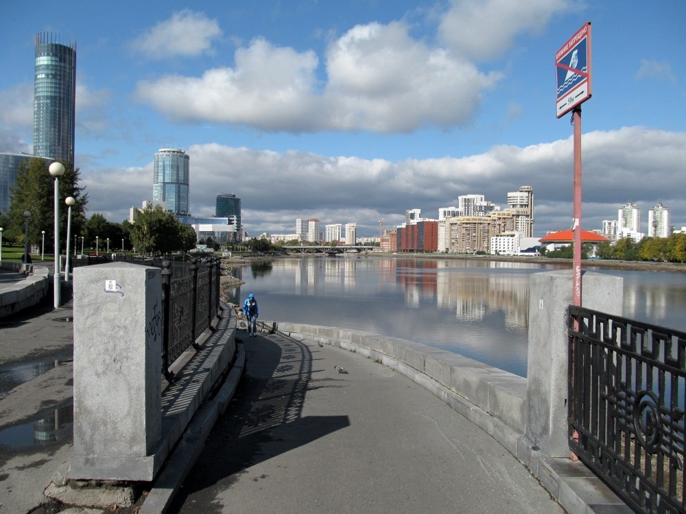 Водоём золотыми перстами... (Александр Паранук) / Стихи.ру