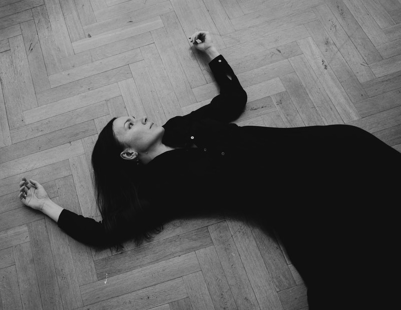 А мир куда-то падает