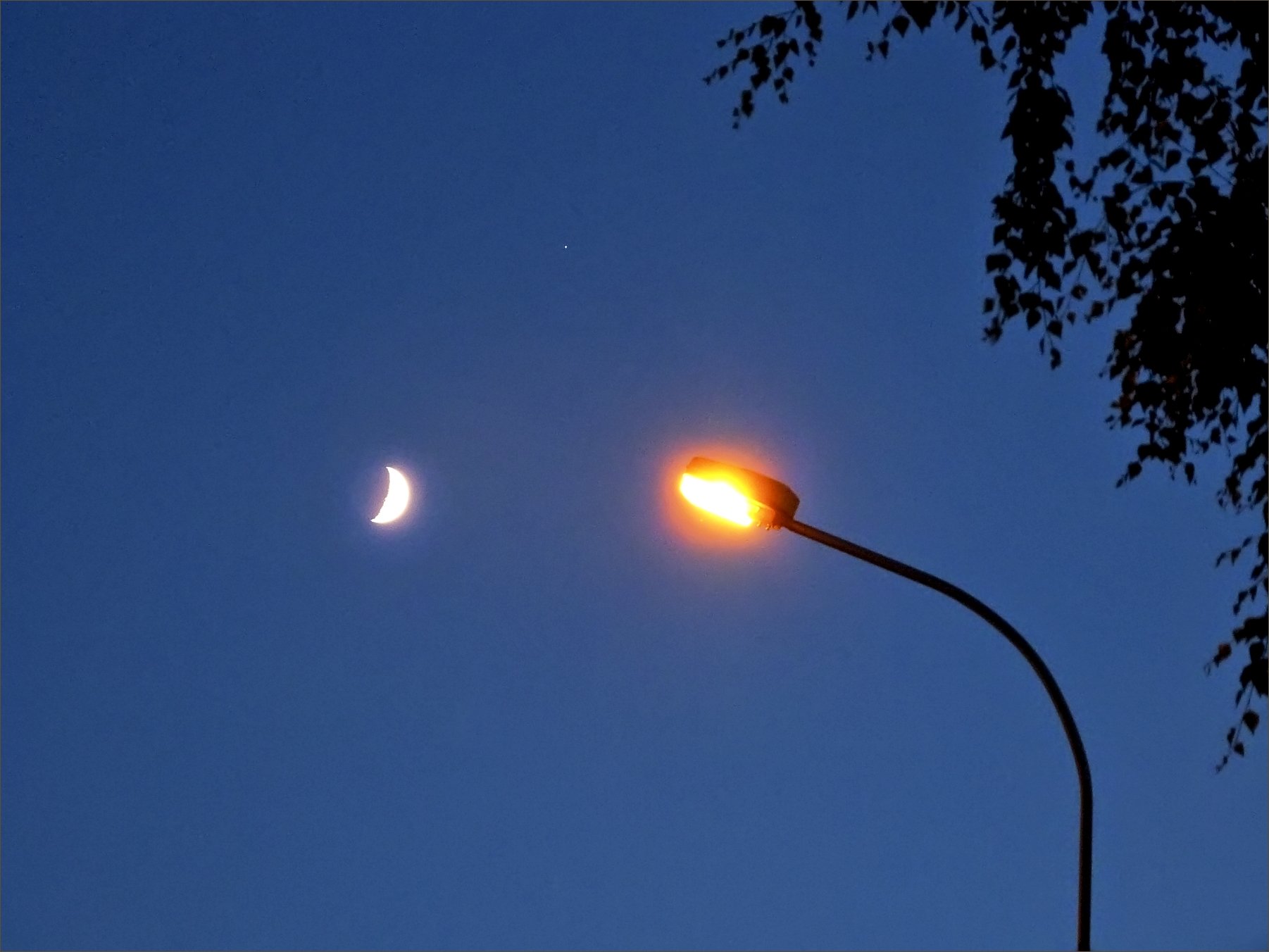 Луна и фонарь