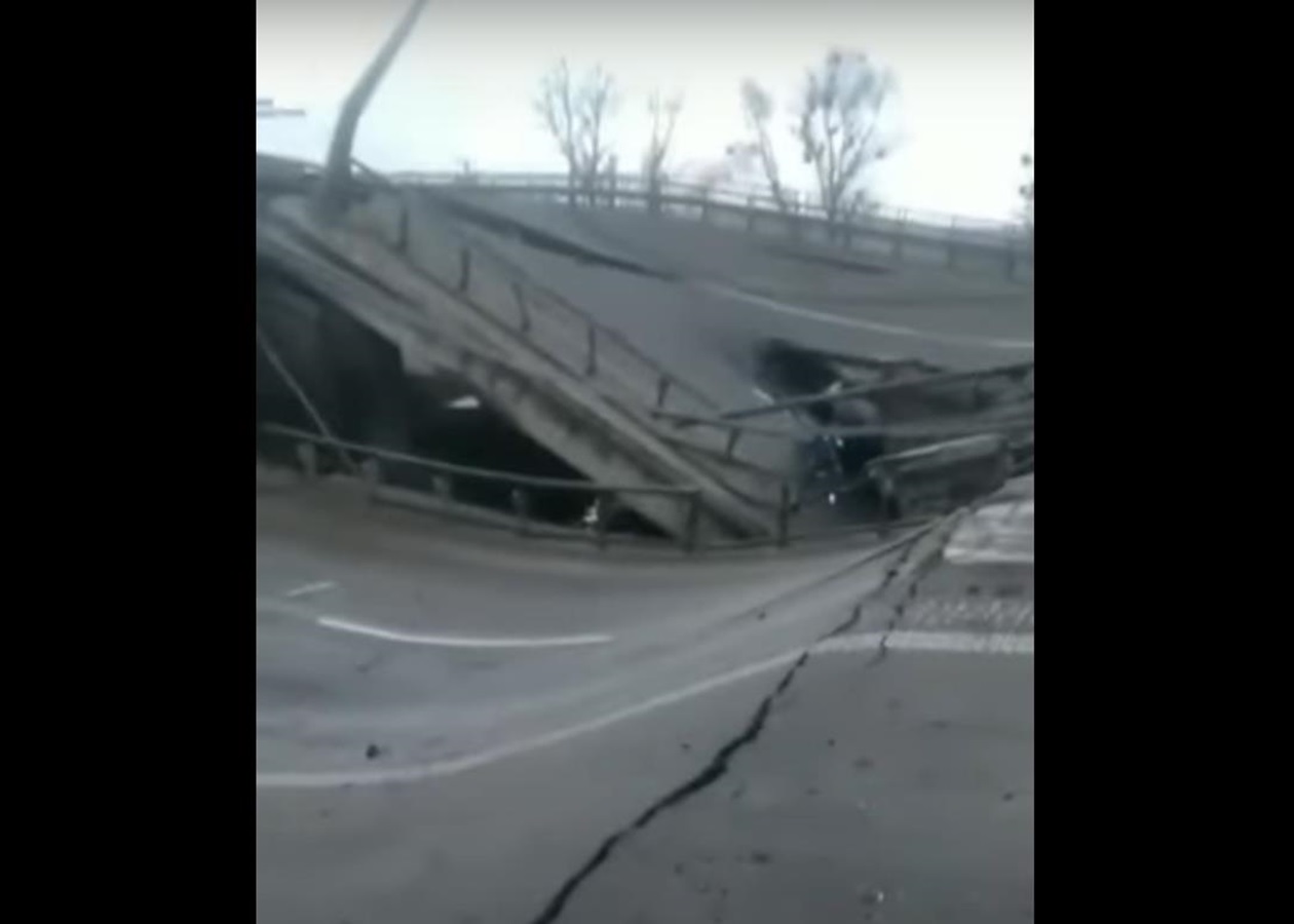 После взрыва моста федоров должен. Киевский мост взорвали. Взорваные мост в Киеве. Подорвали мост. Мост в стоянке Киевской области.