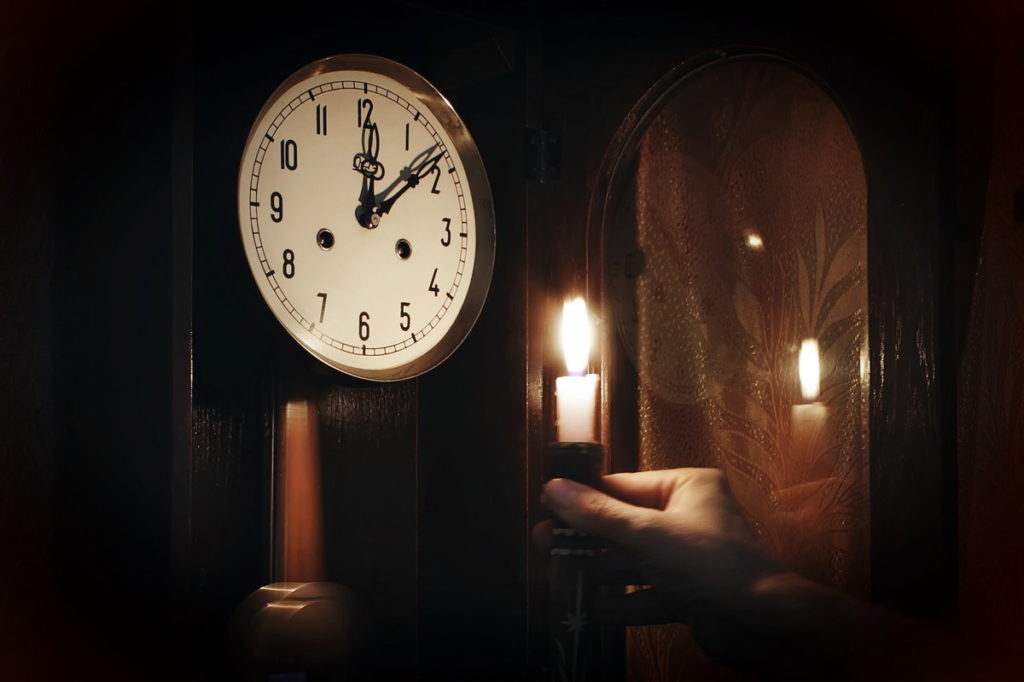 Сегодня будет в час ночи. Полночь. Комната с часами. Часы ночь. Старинные часы в темноте.