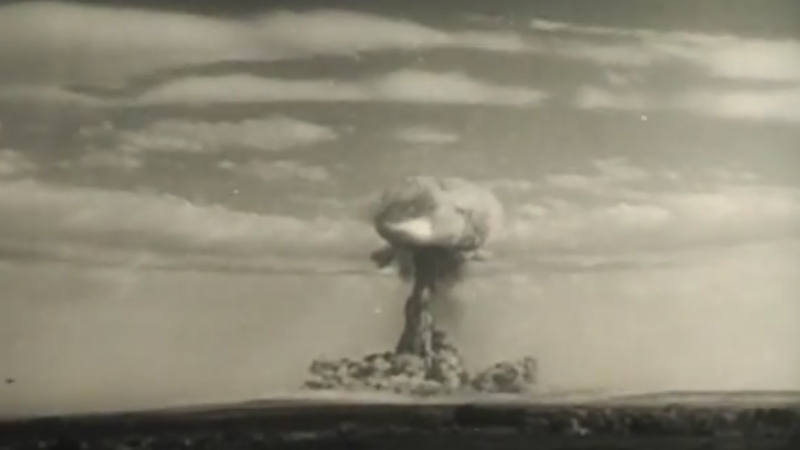 Тоцкий ядерный взрыв. Испытание атомной бомбы в Тоцком Оренбургской области. Ядерный взрыв на Тоцком полигоне. Тоцкий полигон взрыв атомной бомбы. Тоцкий полигон 1954 год ядерные испытания.
