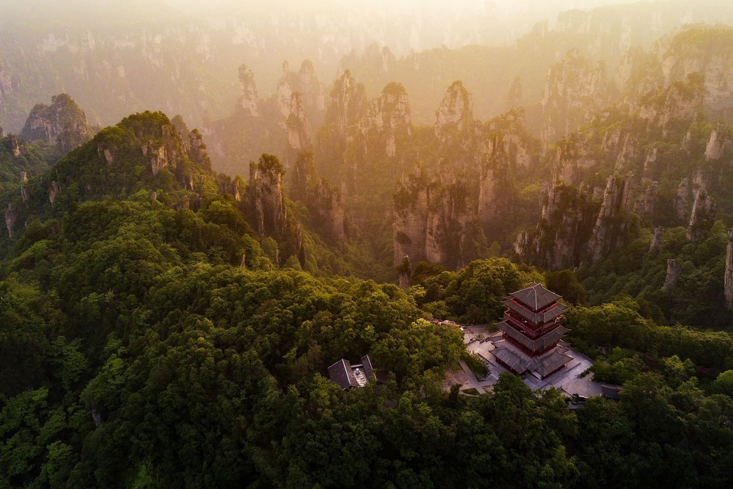Город на горе в китае. Чжанцзяцзе (национальный Лесной парк). Горы Китая с высоты птичьего полета. Национальный парк Юй Шань Тайвань. Каменные джунгли Чжанцзяцзе.
