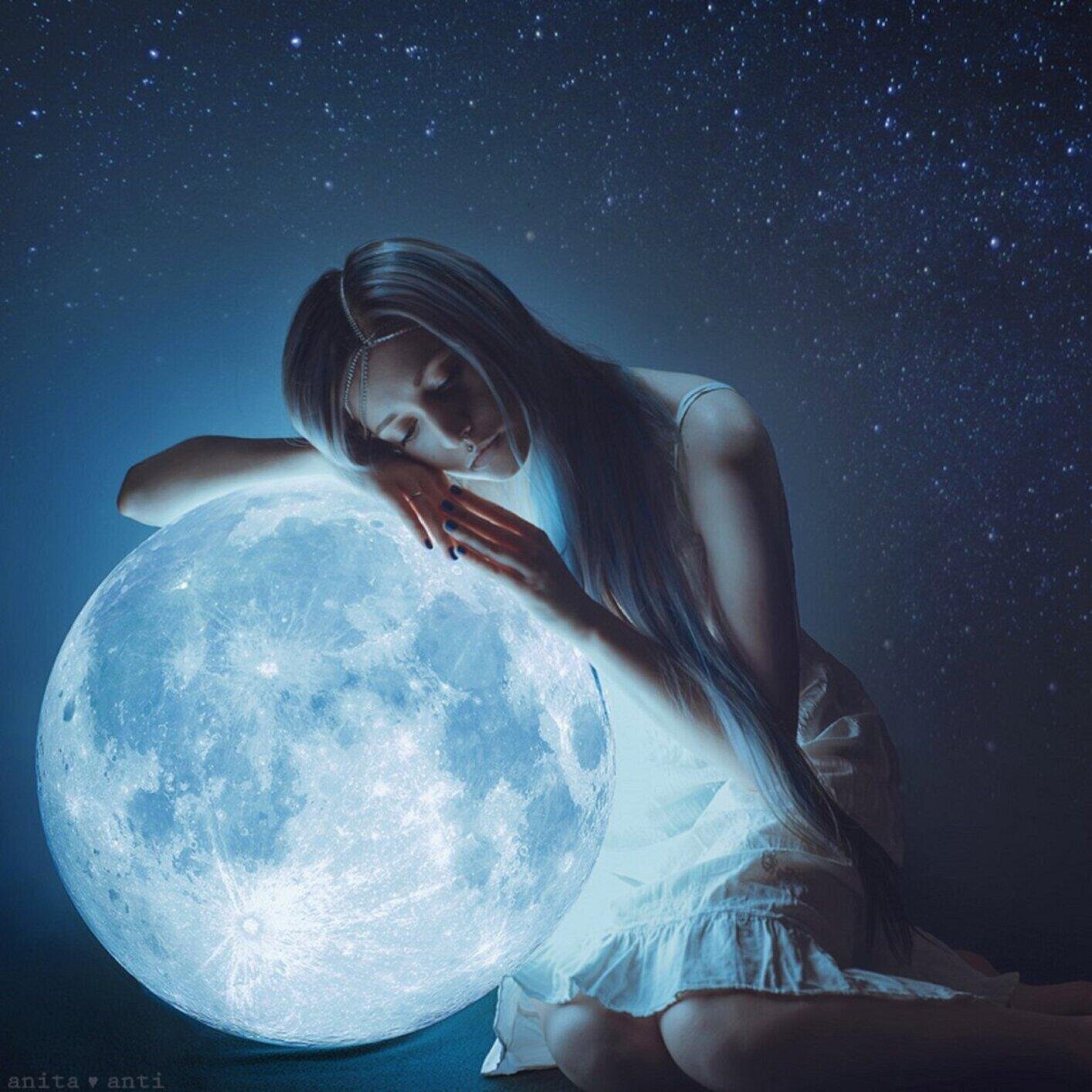 Картинки луны человек. Девушка-Луна. Девушка космос. Ночь Луна девушка. Полная Луна девушка.