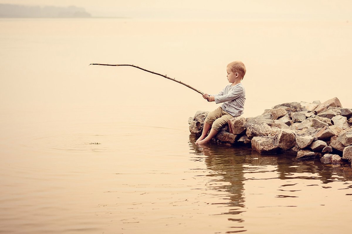 Братья ловят рыбу. Маленький Рыбак. Мальчик ловит рыбу. Мальчик поймал рыбу. Дети на рыбалке.