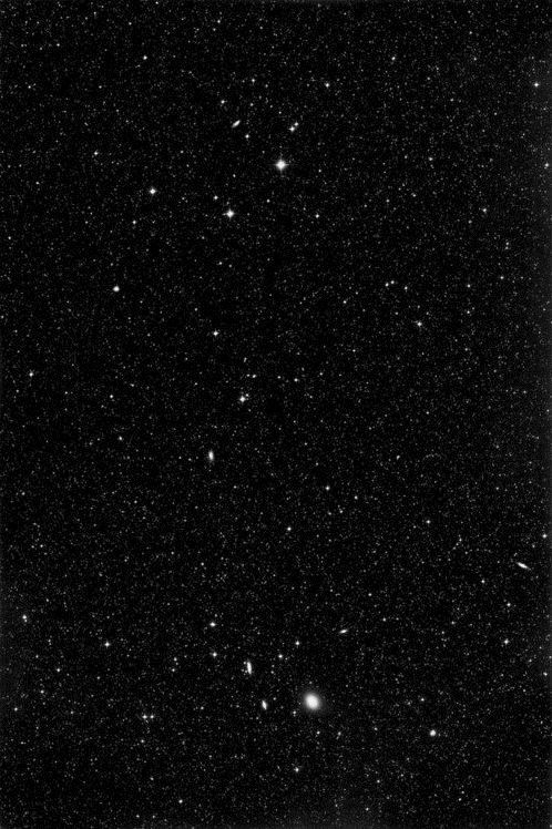 На угольном небе мерцают искринки