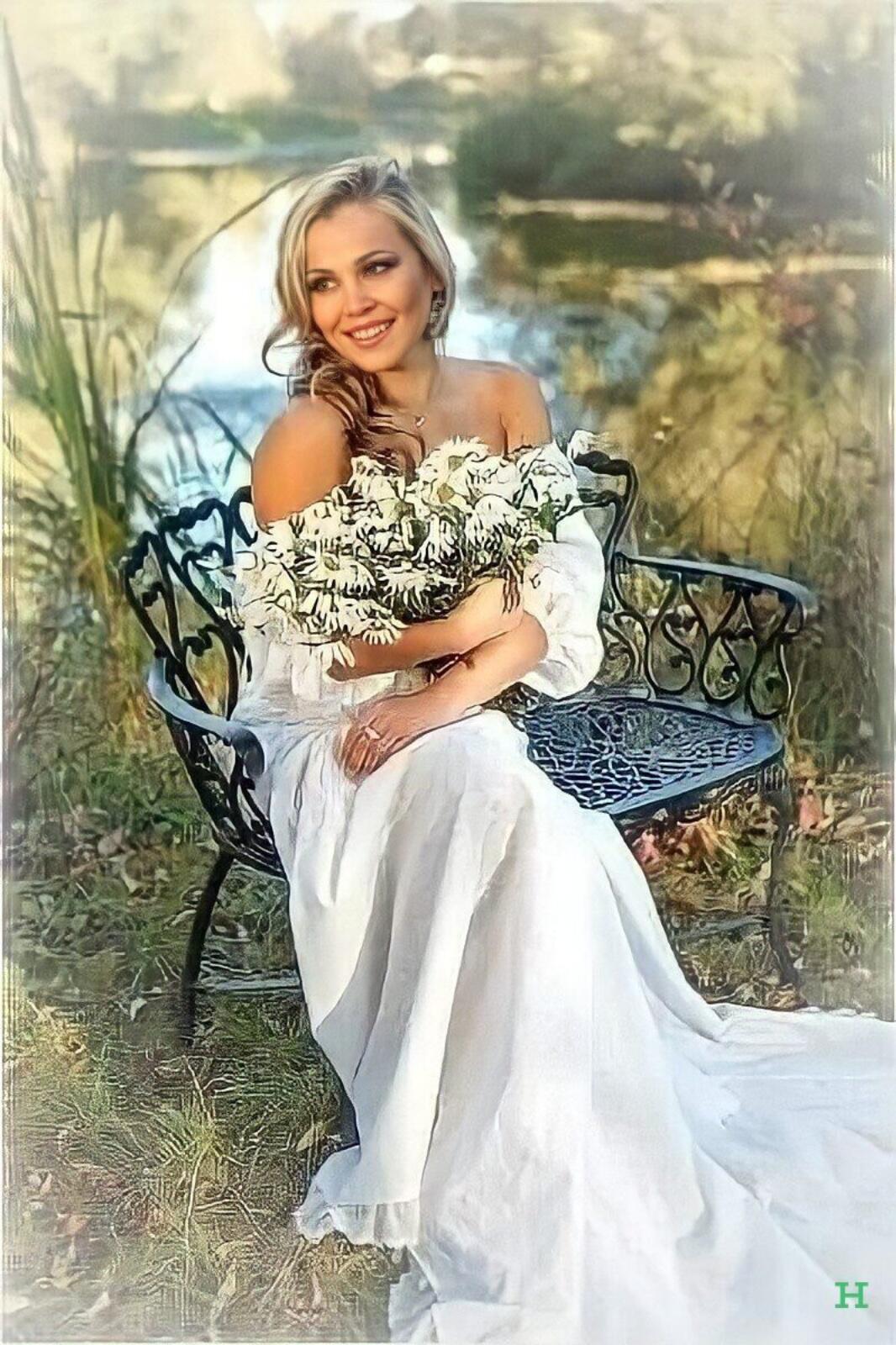 Одинокая женщина в белом