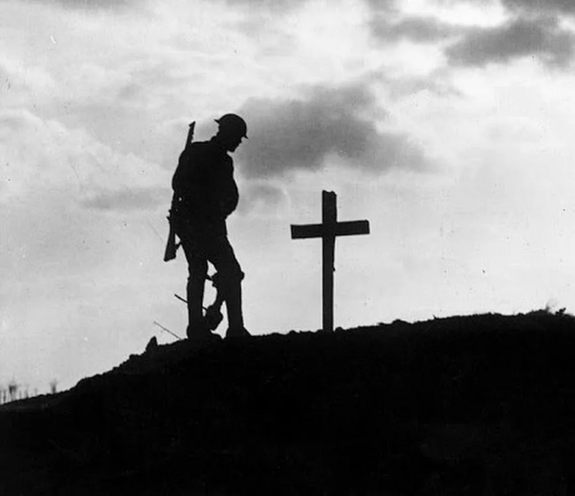 Павшие святые. Могилы солдат ВОВ 1941-1945. Человек перед крестом. Крест на горе.