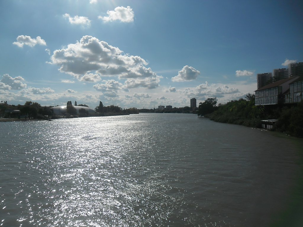 Города расположенные на реке кубань. Река Кубань Краснодар. Адыгейская набережная Краснодар река. Река Кубань Акуа. Вид на реку Кубань в Краснодаре.