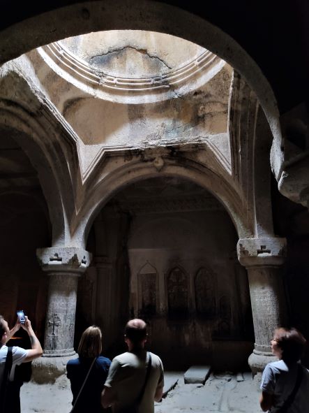 Здесь из пещеры бьёт родник...