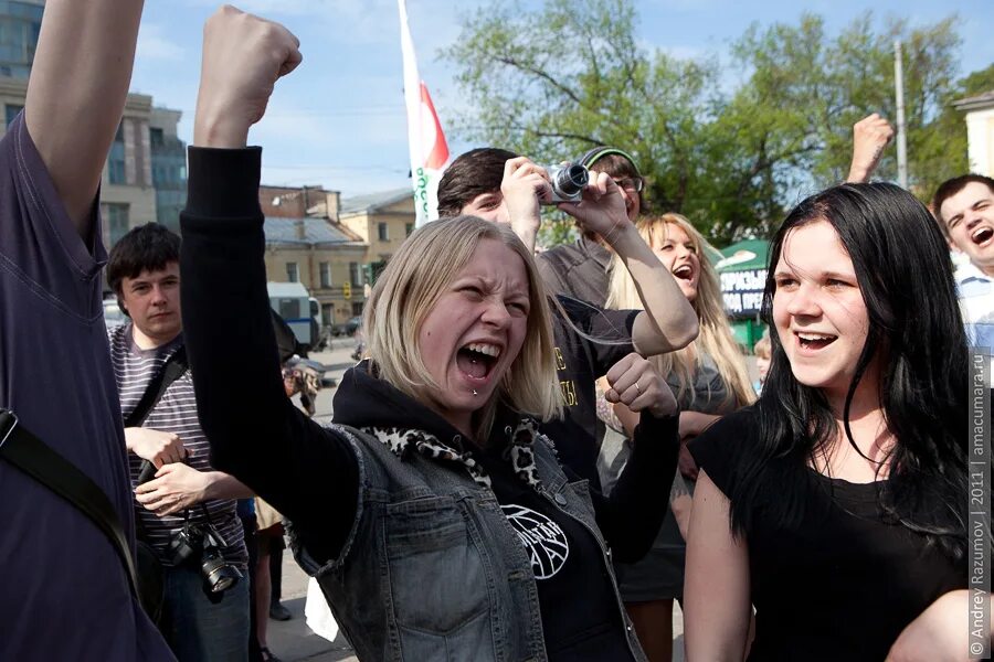 Стрелять не смейте в спину Русскому Солдату!