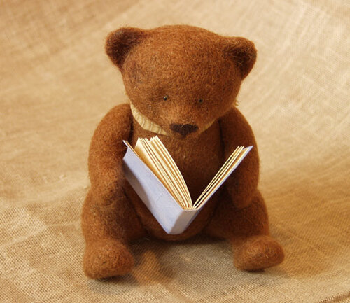 Плюшевый читать. Медвежонок с книжкой. Мишки в книжке. Медведь с книжкой. Медвежонок читает книжку.