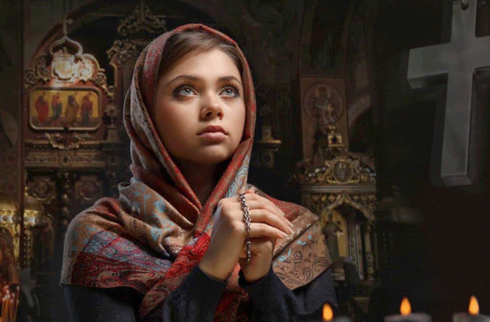 Молитва православной женщины. Красивые девушки в церкви. Красивая девушка в храме. Православная женщина.