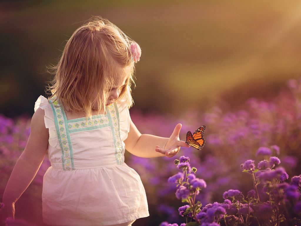 Очень добрые картинки. Девочка бабочка. Маленькая девочка с бабочкой. Девочка держит бабочку. Ребенок радуется бабочке.