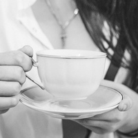 Ты обожглась глоточком кофе