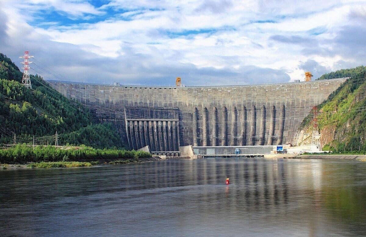 В каком районе находится крупная гэс. Плотина Саяно-Шушенской ГЭС. Саяно–Шушенская гидроэлектростанция, Хакасия. Саяно-Шушенская ГЭС водохранилище. Саяно-Шушенская ГЭС им. п. с. Непорожнего.