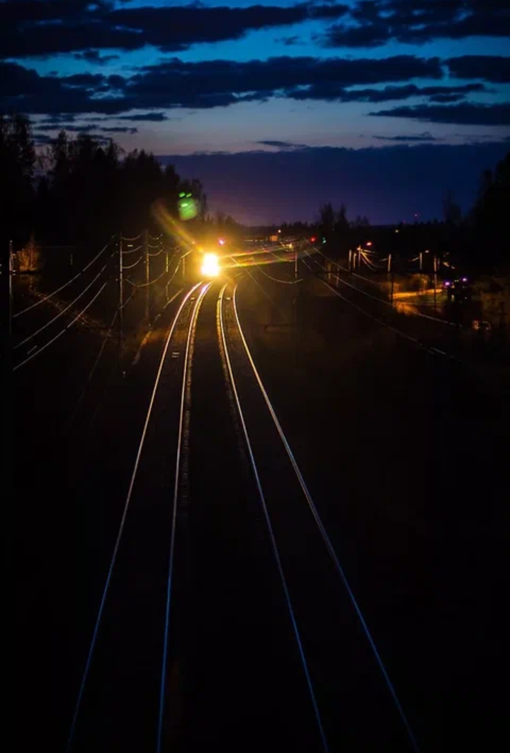 Звук приближающегося поезда. Ночной поезд. Поезд ночью. Железная дорога ночью. Приближающийся поезд ночью.