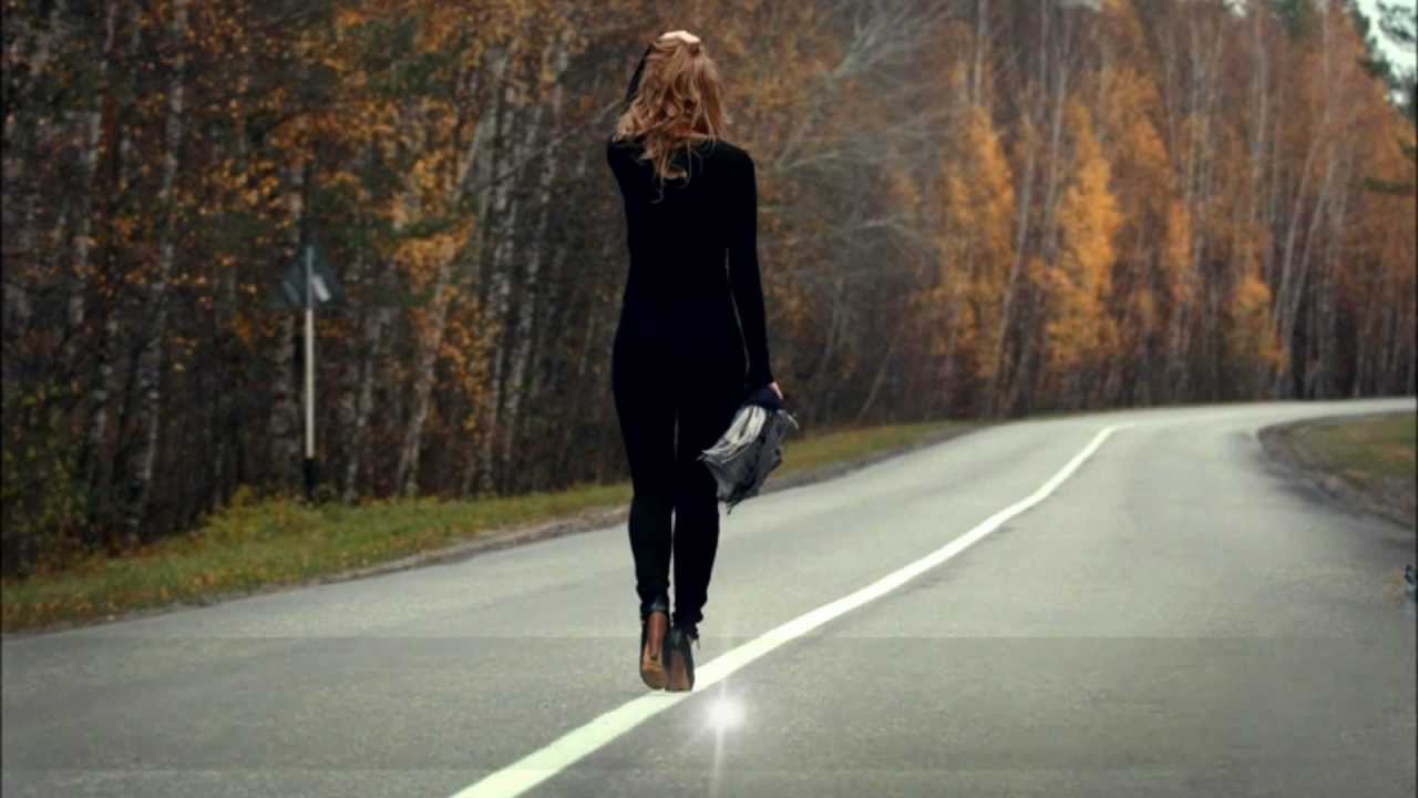 Дорога назад песня. Женщина уходит. Фотосессия на дороге. Уходящая женщина. Уходящая девушка со спины.