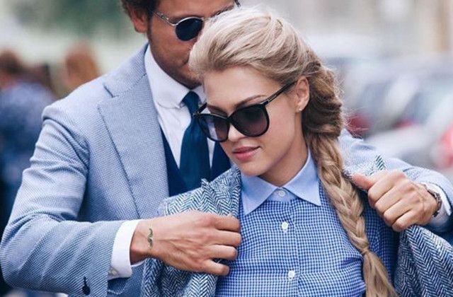 Как подавать пальто даме