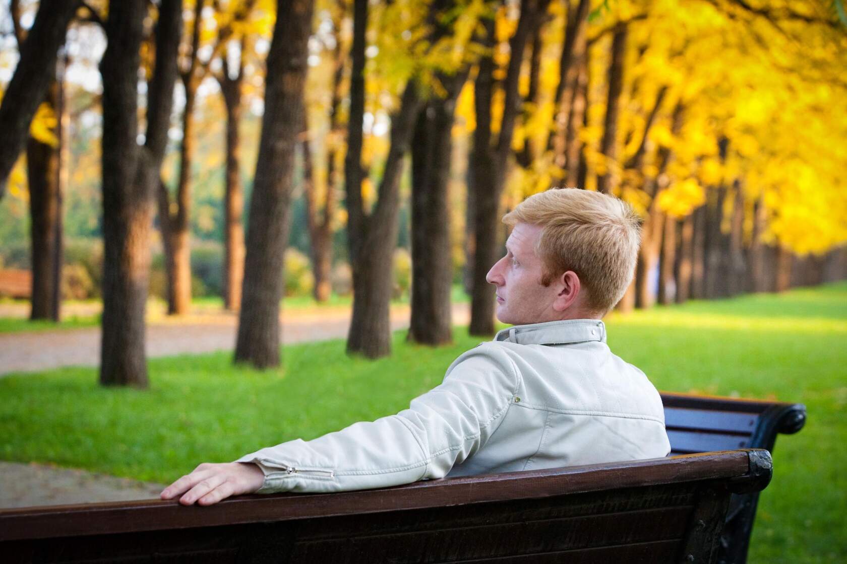 Мужчины сидят на скамейке. Мужчина сидит на скамейке фото. Фото ангел на скамейке