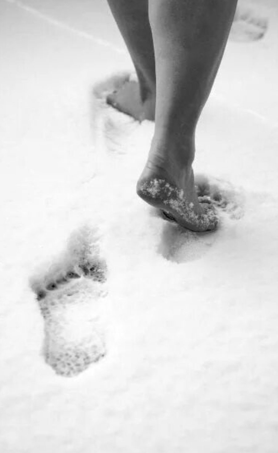 босые ноги на снегу. девочка босиком зимой. ноги в снегу. босыми ногами по снегу. хождение по снегу босиком закаливание.