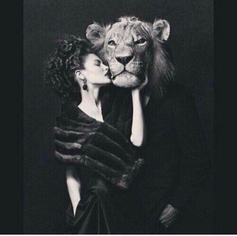 Под ногами листьев ворох