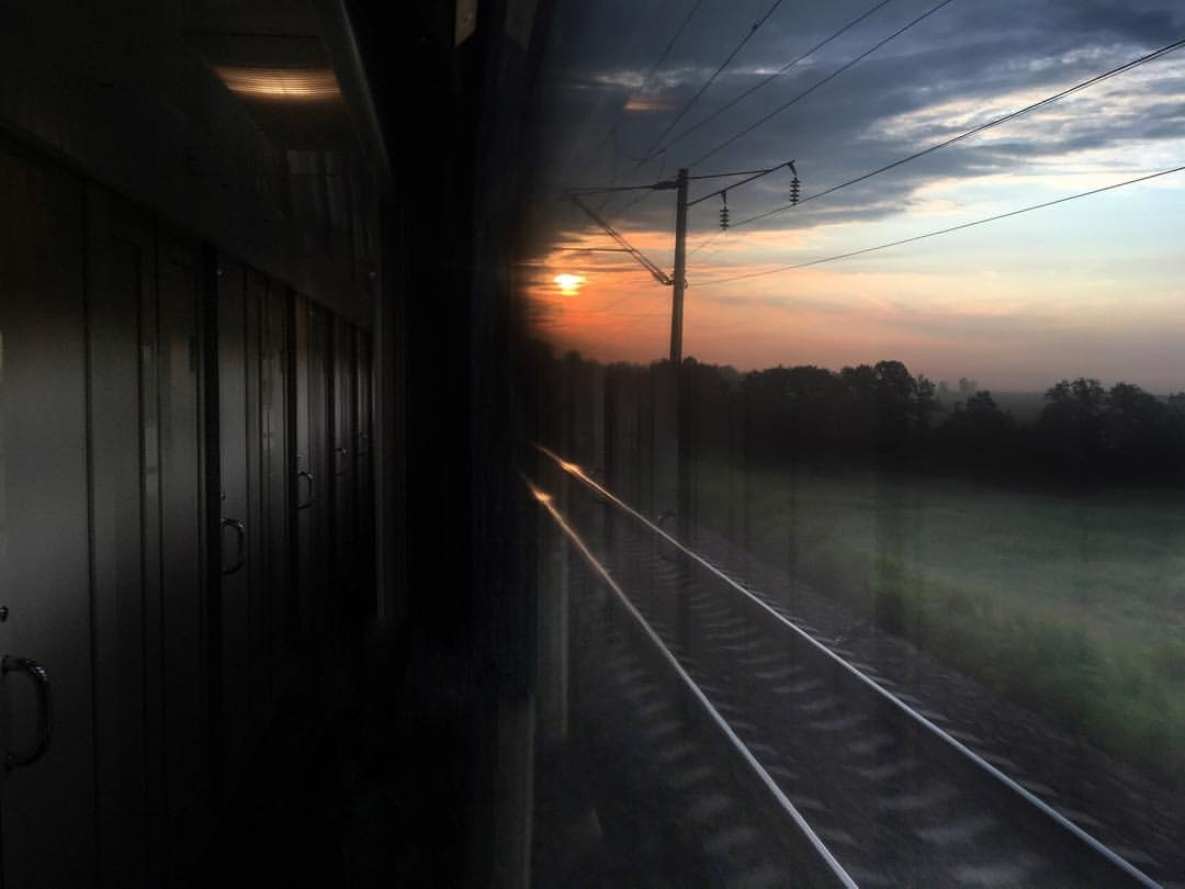 Поезд едет вечером. Вид из поезда. Вид из поезда ночью. Вид из окна поезда. Красивый вид из окна поезда.