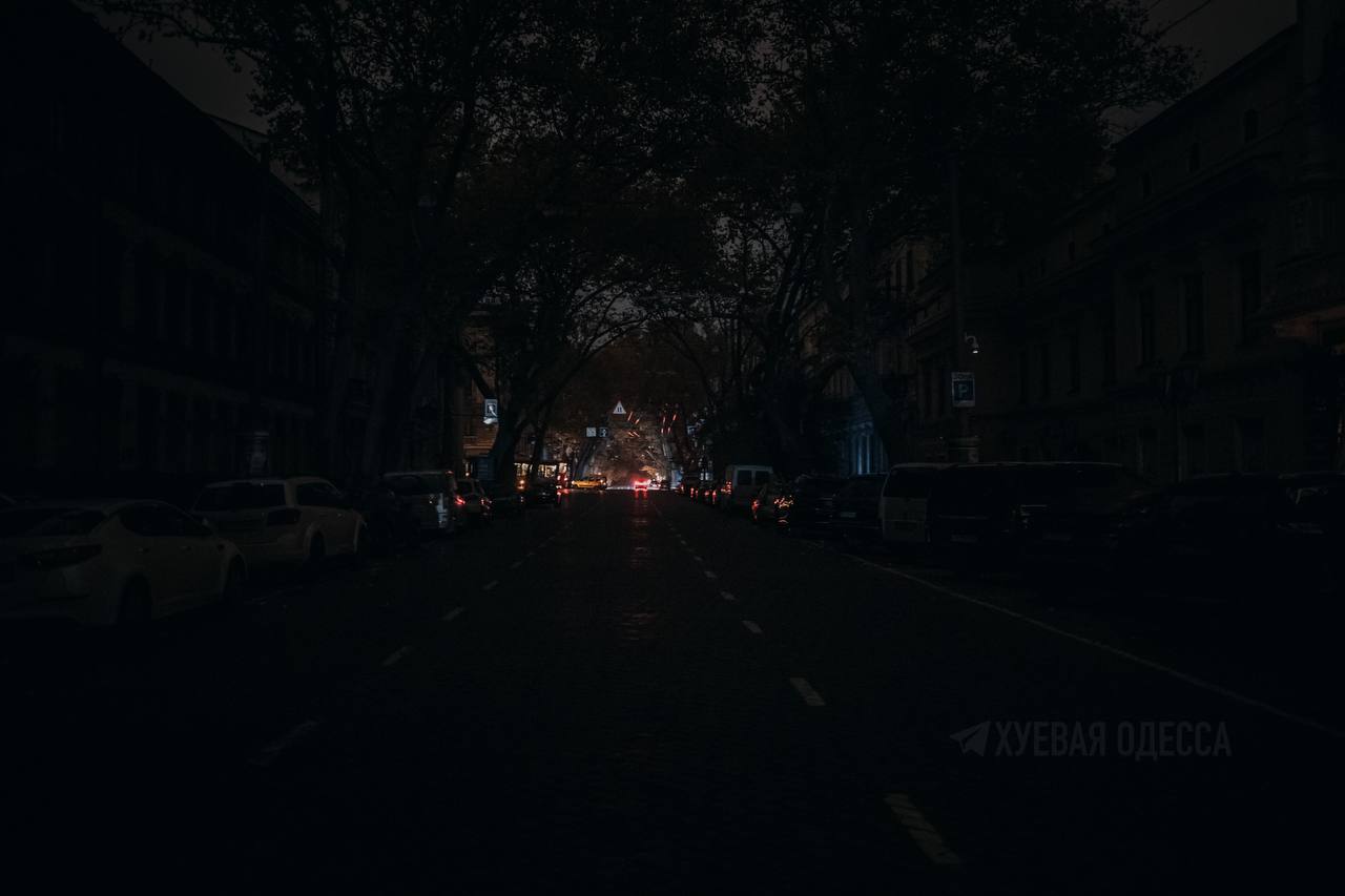 О чем мечтает город погруженный во тьму?