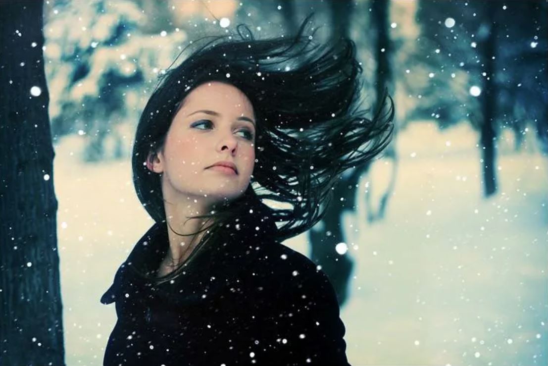 Девушка под снегом. Брюнетка зимой. Девушка зима. Женщина зимой.