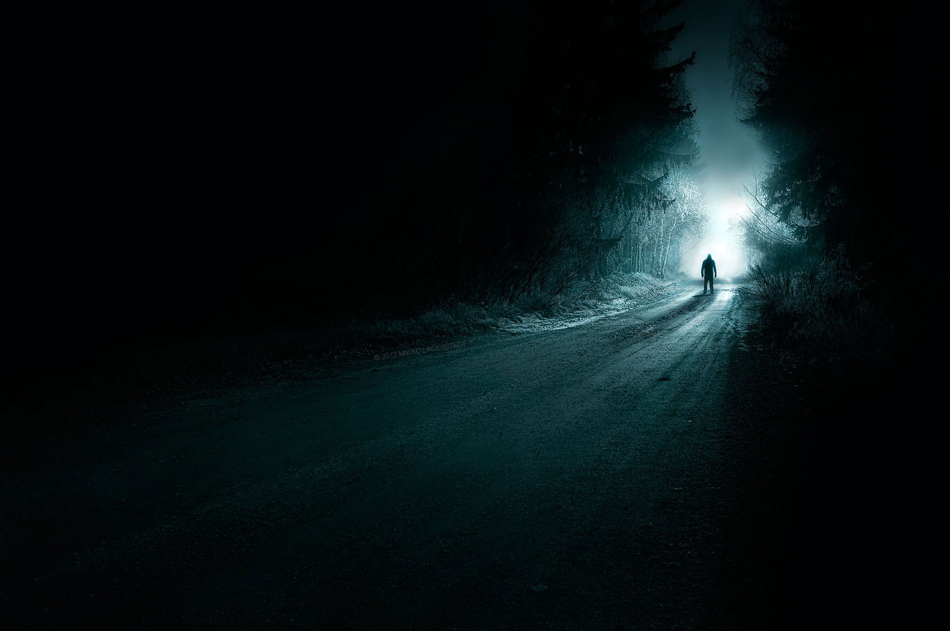 Ночи теплы и непроглядны в черной тьме. Свет во тьме. Темная дорога. Темнота пустота. Уходящий в темноту.