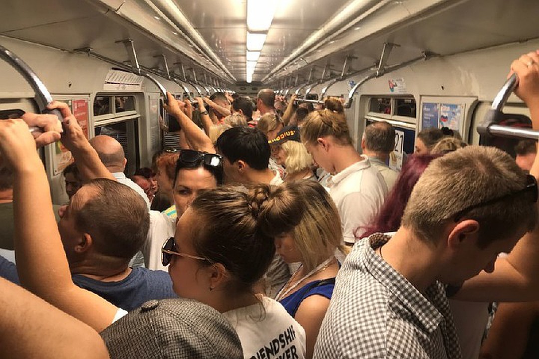 Люди выходят из метро