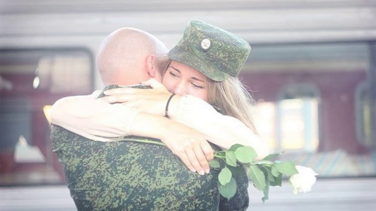 Военный парень с девушкой. Солдат обнимает. Встреча солдата. Солдат обнимает девушку. Девушка солдат.