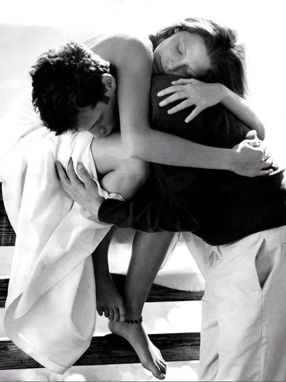 Женщина на коленях у мужчины картинки