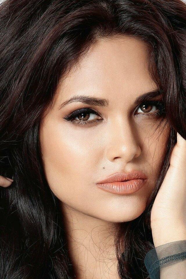 Знойная брюнетка