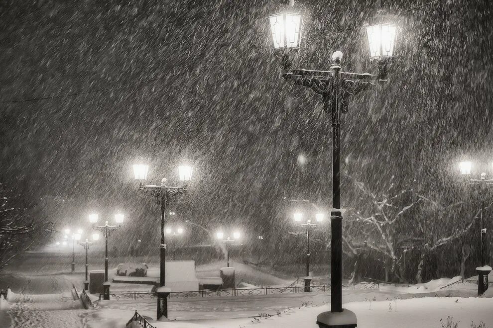 Почему ночью снег. Снегопад ночью. Сильный снегопад ночью. Сильный идет снег ночью. Нижневартовск снегопад ночь.