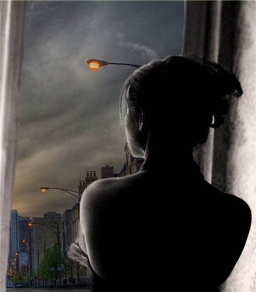 Женщина у окна